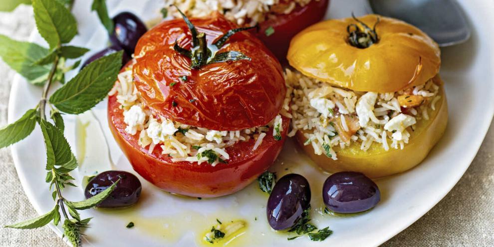 Leichte Sommerküche: Tomaten mit aromatischer Reisfüllung