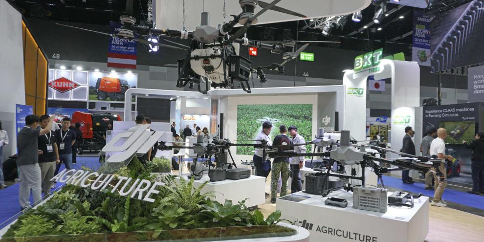 DJI präsentierte sich jung und dynamisch auf der Messe. Stündlich gab es kleine Showeinlagen am Stand.DJI präsentierte sich jung und dynamisch auf der Agritechnica Asia. Stündlich gab es kleine Showeinlagen am Messestand. Auf dem Event kamen wir mit leitenden Mitarbeitern ins Gespräch.