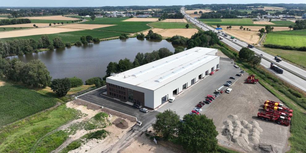 Direkt an der Autobahn 1 liegt das neue Gebrauchtmaschinenzentrum der Grimme Landmaschinenfabrik.