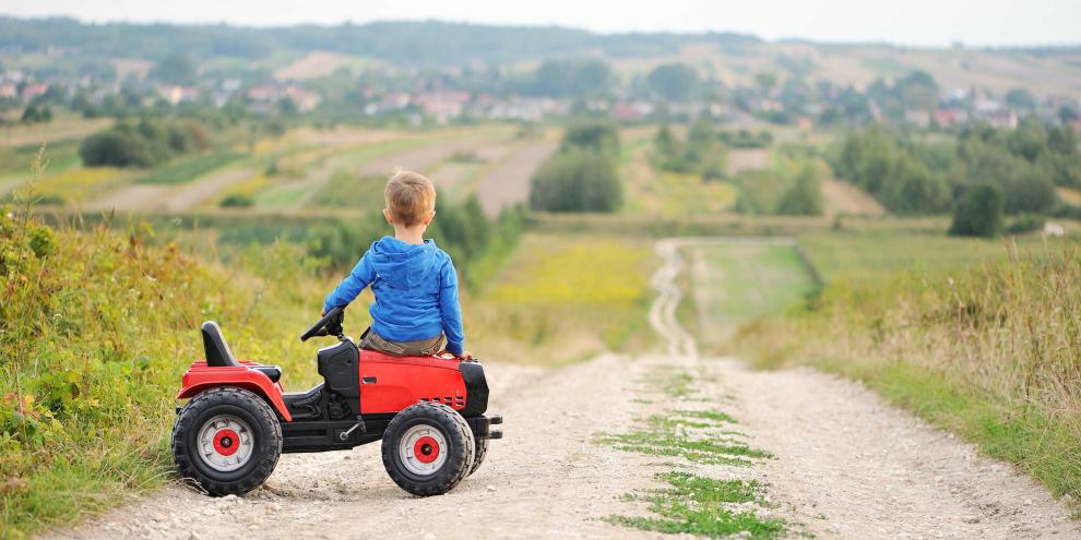 Trettraktoren und Kindertraktoren gehören auf vielen landwirtschaftlichen Betrieben seit Generationen zum Hofalltag. Mit dem Produktionsende von Rolly Toys in Neustadt bei Coburg geht eine Ära zu Ende.