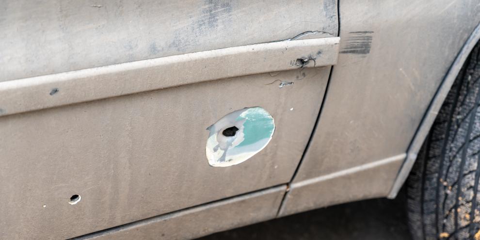 Die Fahrerin entdeckte das Einschussloch erst, nachdem sie bereits losgefahren war (Symbolbild).
