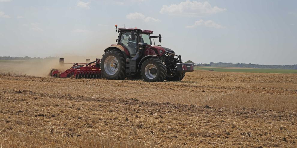 Ein Landwirt aus Frankreich verbringt 24 Stunden auf dem Traktor. Arbeiten, Spielen, Esssen, Trinken, Duschen, alles ohne den Schlepper zu verlassen und den Boden zu betreten.