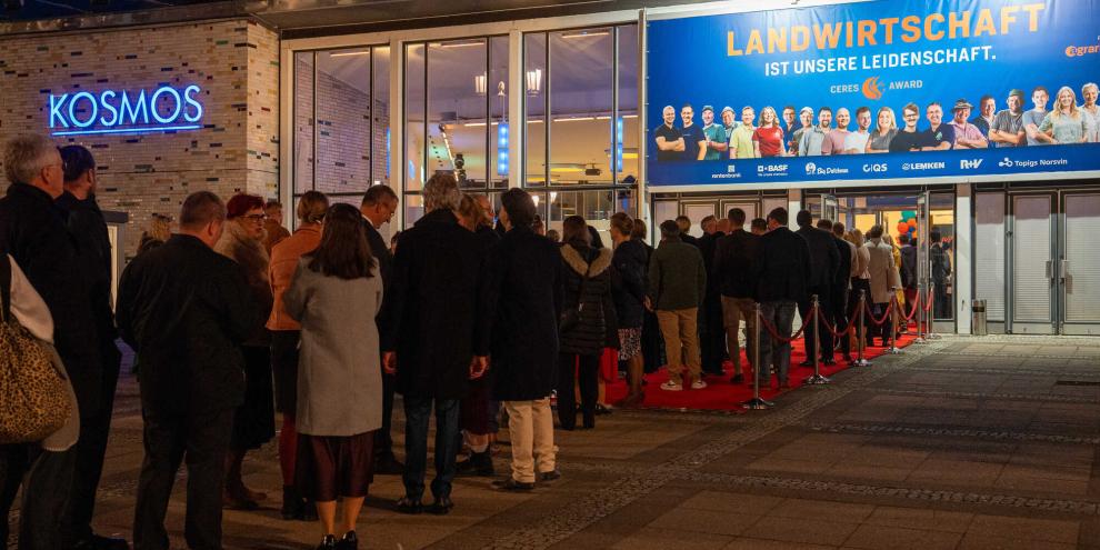 Bei der Nacht der Landwirtschaft 2025 drängen die Gäste über den roten Teppich in das Kosmos Berlin. Dort findet auch in diesem Jahr die Preisverleihung des CERES AWARD bei der Nacht der Landwirtschaft statt.