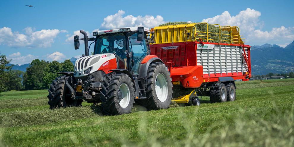 Der Boss 5300 Master: ein schlagkräftiges Multitalent in der Grünlandernte, Der Pöttinger-Förderschwingenladewagen ist leistungsstark und bodenschonend.