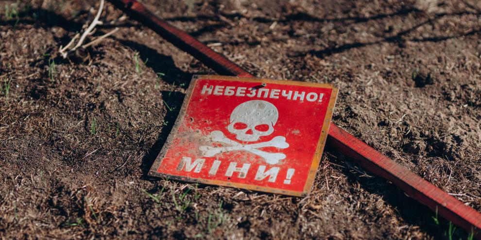 Ein Schild warnt vor vermintem Gelände in der Ukraine (Symbolfoto)