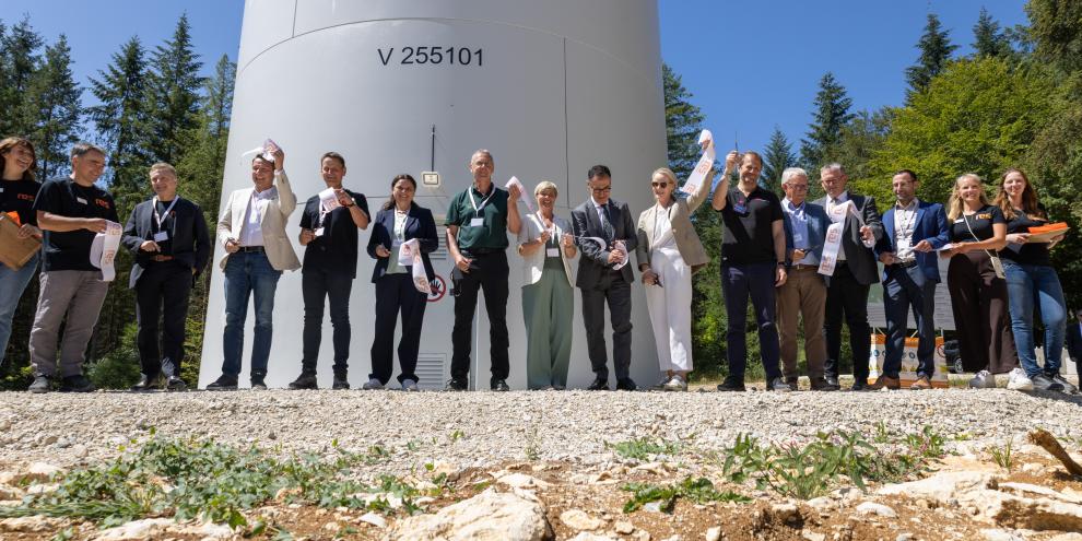 Windenergieanlage aus nächster Nähe bei der feierlichen Eröffnung des Windparks Gomadingen