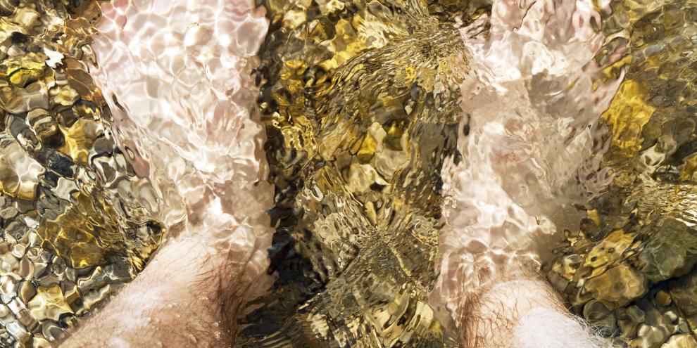 Wann haben Sie zuletzt die Füße in kaltes Wasser gehalten? Die Kneipp-Therapie bringt Nerven- und Immunsystem in Einklang.