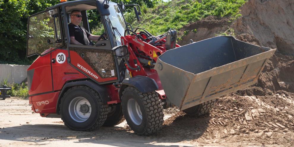 Ein Weidemann-Hoflader im Einsatz. Die Marke gehört ebenso wie Kramer zur Wacker-Neuson-Gruppe, deren Umsatz mit landwirtschaftlichen Maschinen im ersten Halbjahr 2026 deutlich gestiegen ist.