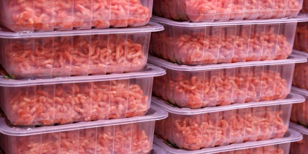 Die Preise für Fleischprodukte hat Aldi erneut gesenkt. Besonders deutlich wird gemischtes Hackfleisch günstiger. Gleichzeitig stehen die Schlachtviehpreise unter Druck.