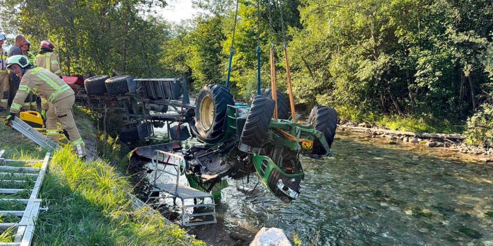 Bei einem Unfall im Bezirk Kitzbühel stürzte ein John Deere in ein Bachbett. Der junge Fahrer (16) wurde eingeklemmt.