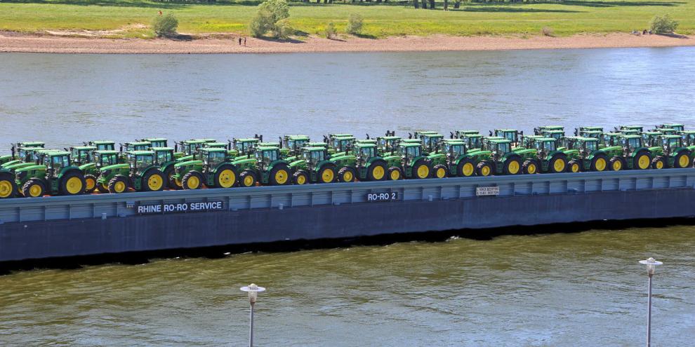 Wenn genug Wasser im Rhein ist, setzt John Deere auf die Wasserstraße. Damit ist jetzt erst einmal Schluss.