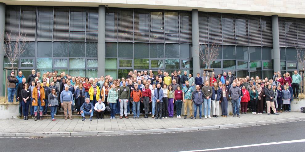 Das Gruppenfoto von der Jahrestagung der Institute für Bienenforschung 2026.