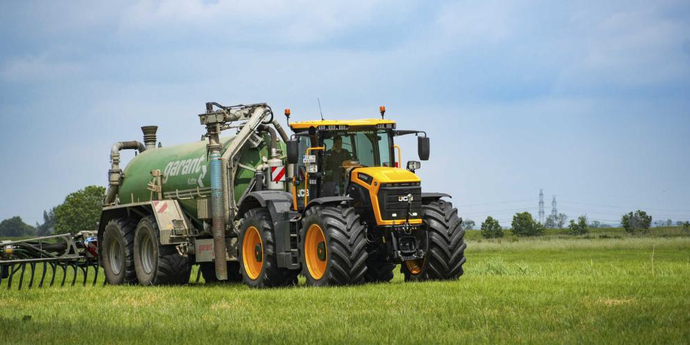 Die neue JCB Fastrac Serie 6000 mit zwei Modellen reiht sich zwischen die 4000er- und 8000er-Baureihe ein.