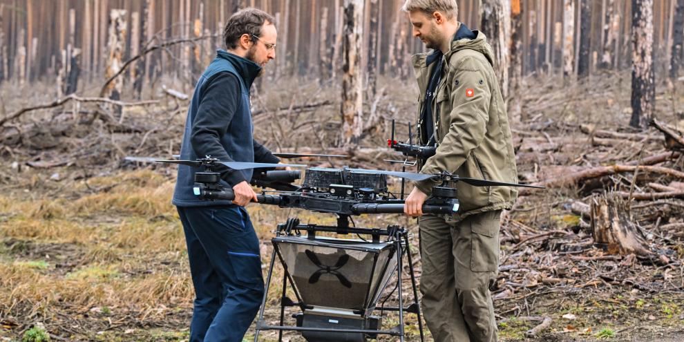 Skyseed-Gründer Ole Seidenberg (l.) und Drohnenpilot Markus Patas machen eine Saatdrohne startklar.