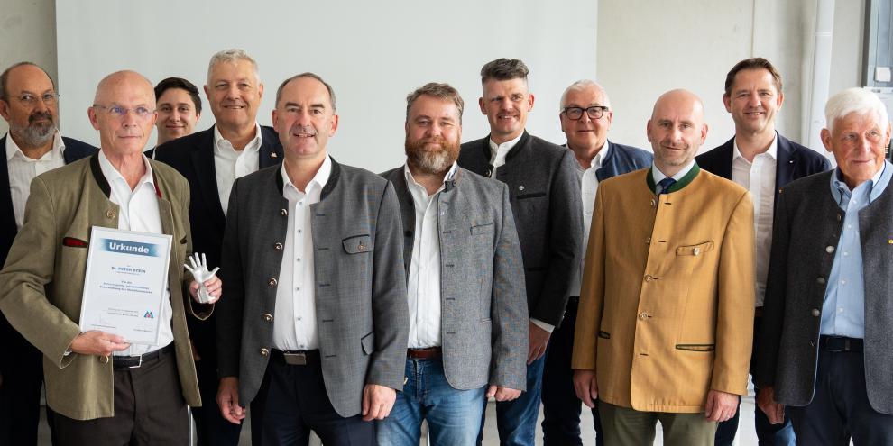 Bayerns Wirtschaftsminister Hubert Aiwanger hat die neu gegründete Büchsenmacherinnung für Deutschland in Garching besucht und zum Zusammenschluss beglückwünscht.
