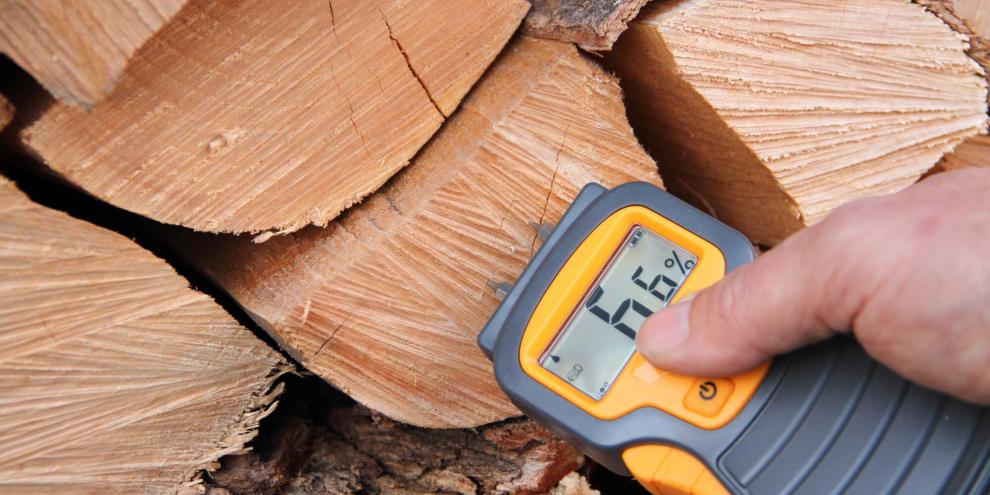 Holzfeuchte-messen-AdobeStock_234540335