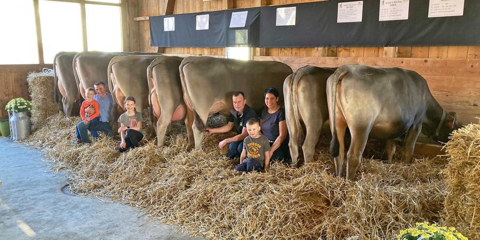 Salomon Soraya, die höchstpunktierte Zuchtfamilie des Jahres in der Schweiz mit (v.l.) Salomon Soraya EX94, Bender Silvana VG85, Brice Sindi GP84, Brice Sonja GP81, Jinxer Selina GP84, Ray Selina und Ray Swea. Zurecht stolz auf den Erfolg sind (v. l.) Marco Graf und Florin Sutter, Leonie Sutter, Dominik und Karin sowie Mike Sutter.
