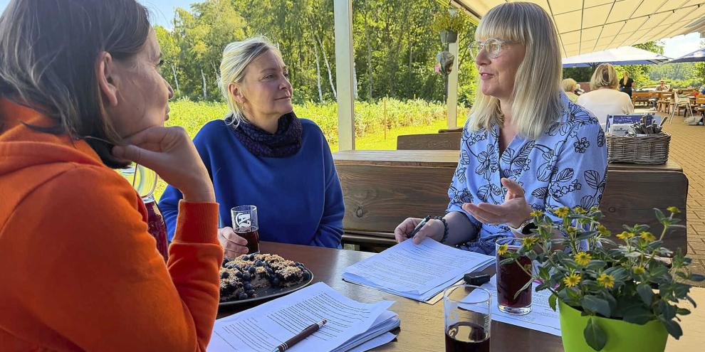 Unternehmerin, Landwirtin, Gestalterin: Sylke Herse (Mitte) spricht mit Nikola Steinbock (rechts) und Anke Fritz über die besonderen Herausforderungen für Frauen in der Landwirtschaft – und ihren persönlichen Weg zum Erfolg.