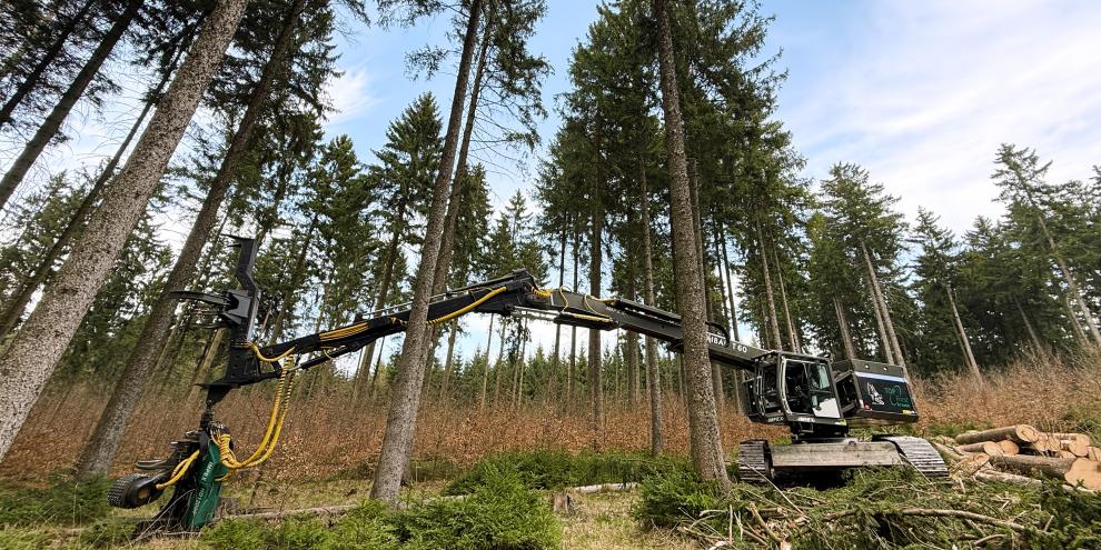 Abb. 1: Der Impex Hannibal T60 Kann Bäume stehend bis i 20 m Entfernung von der Gasse entnehmen
