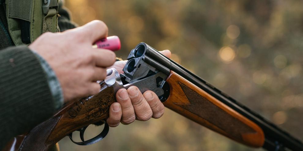 In der Schweiz muss ein Jäger nun ein Jahr auf die Jagd verzichten.