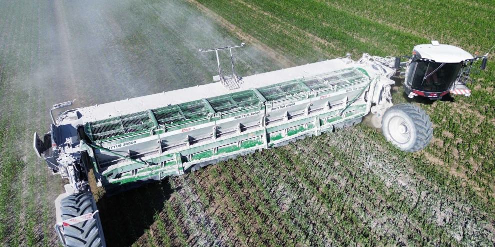 NEXAT setzt bei der Expansion in Brasilien auch auf lokale Partnerschaften: Gemeinsam mit dem brasilianischen Hersteller Stara wurde der Bruttus-30000-Kalkstreuer für den großflächigen Einsatz entwickelt.