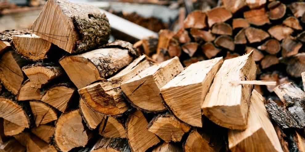 SYMBOLBILD: Die Polizei rechnet zum Beginn der Heizsaison wieder mit einer Betrugswelle mit Brennholz. Sie mahnt: Besser bei lokalen Anbietern kaufen!