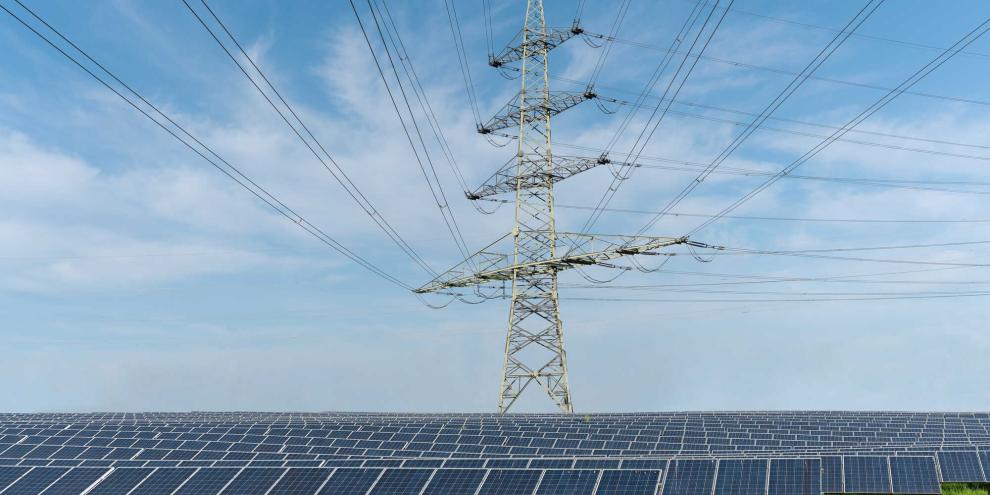 Das EEG 2027 soll den Netzausbau sicherer und finanzierbar gestalten. Branchenverbände üben scharfe Kritik an der Novelle.
