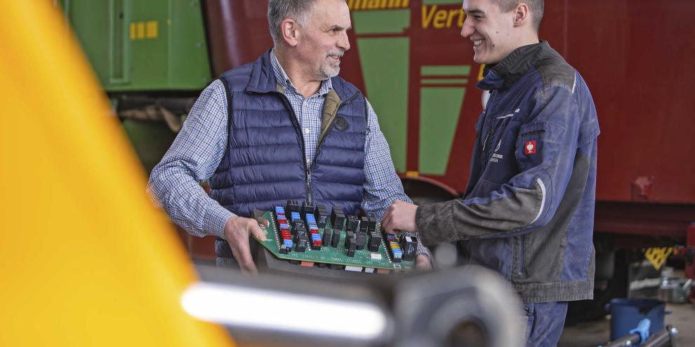 Als Ausbildungsleiter bei der Agrartechnik Vertrieb Sachsen GmbH begleitet Uwe Eckelmann (l.) alle Lehrlinge an verschiedenen Standorten durch ihre  Ausbildungszeit.Als Ausbildungsleiter bei der Agrartechnik Vertrieb Sachsen GmbH begleitet Uwe Eckelmann (l.) alle Lehrlinge an verschiedenen Standorten durch ihre  Ausbildungszeit.