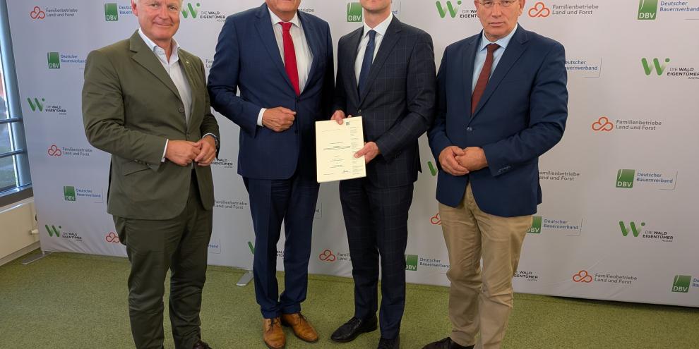 Präsentieren das juristische Gutachten zur WVO (v. li.): Max von Elverfeldt, Bundesvorsitzender der Familienbetriebe Land und Forst, Joachim Rukwied, Präsident des Deutschen Bauernverbandes (DBV), RA  Dr. Konrad Asemissen, HSA Rechtsanwälte Hentschke & Partner Part mbB und Prof. Dr. Andreas Bitter, Präsident der AGDW - Die Waldeigentümer