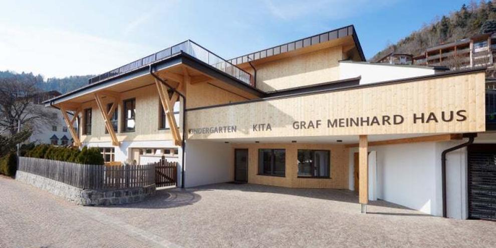 Als Beispiel nennt die Südtiroler Landesregierung den Kindergarten in der Gemeinde Mühlbach. Für die Aufstockung wurden dort 125.280 Euro aus dem Holzbaufonds gezahlt.