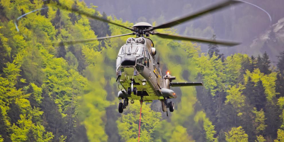 Weil er einen erlegten Hirsch mit einem Hubschrauber ausfliegen ließ, bekam ein Jäger aus der Schweiz nun eine Geldbuße auferlegt.