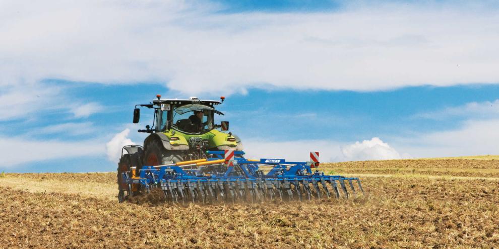 Der Treffler Flachgrubber TGA Plus ist mit 3,00, 4,70 und 6,10 m Arbeitsbreite erhältlich.