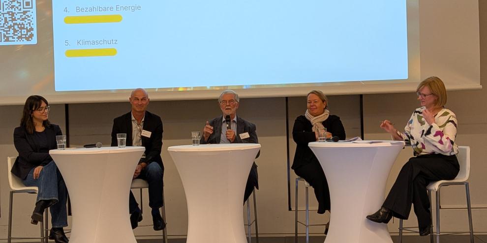 Konfliktfelder der Holzenergie diskutierten (v. li.): Clara Mewes (Initiative Klimaneutrales Deutschland), Stefan Maier (VYNCKE NV), Prof. Dr. Peter Hennicke (Wuppertal Institut für Klima, Umwelt, Energie), BEE-Präsidentin Ursula Heinen-Esser mit Moderatorin Simone Jost.