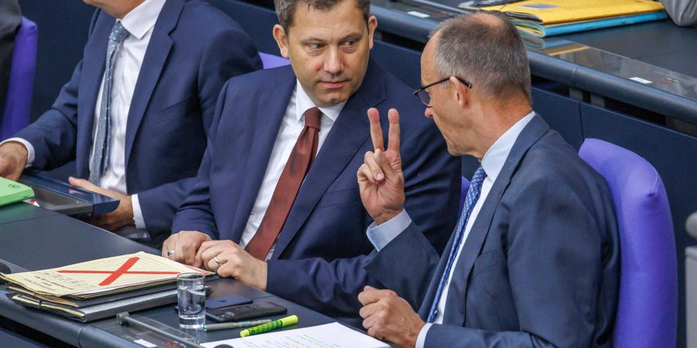 Bundeskanzler Friedrich Merz und Finanzminister Lars Klingbeil im Bundestag.