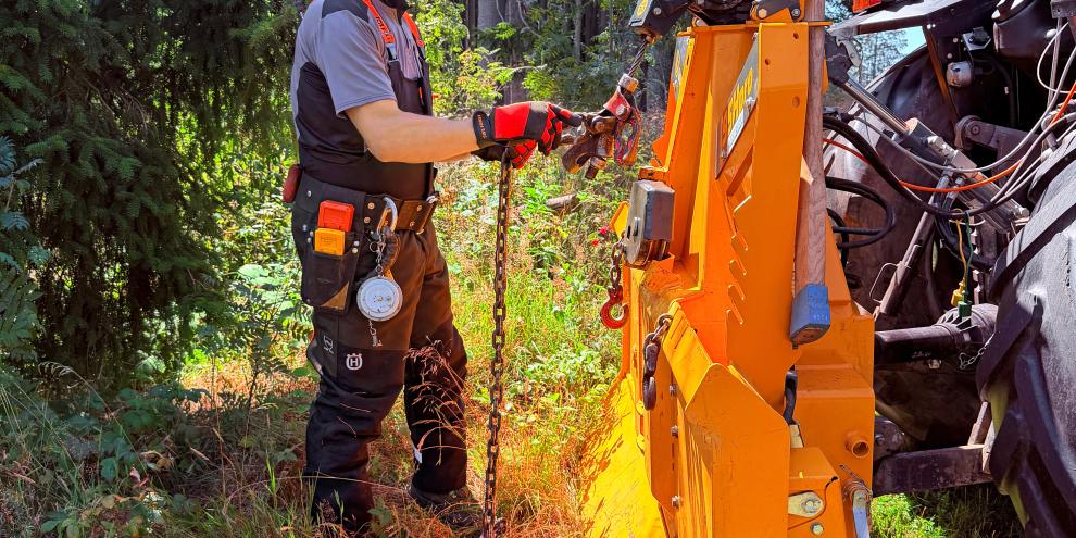 Der Waldbesitzer Joachim Hergerth bereitet seine Seilwinde vor.