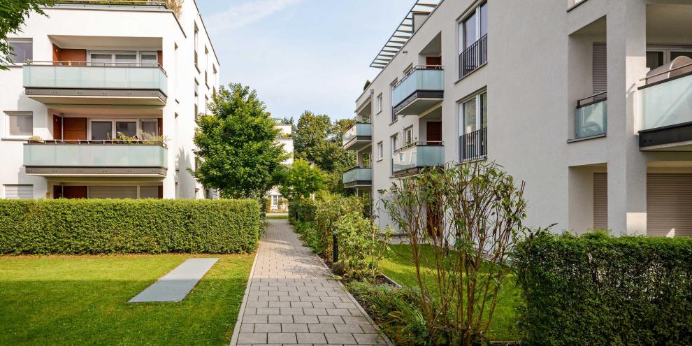 garten-mehrfamilienhaus-AdobeStock_121872792