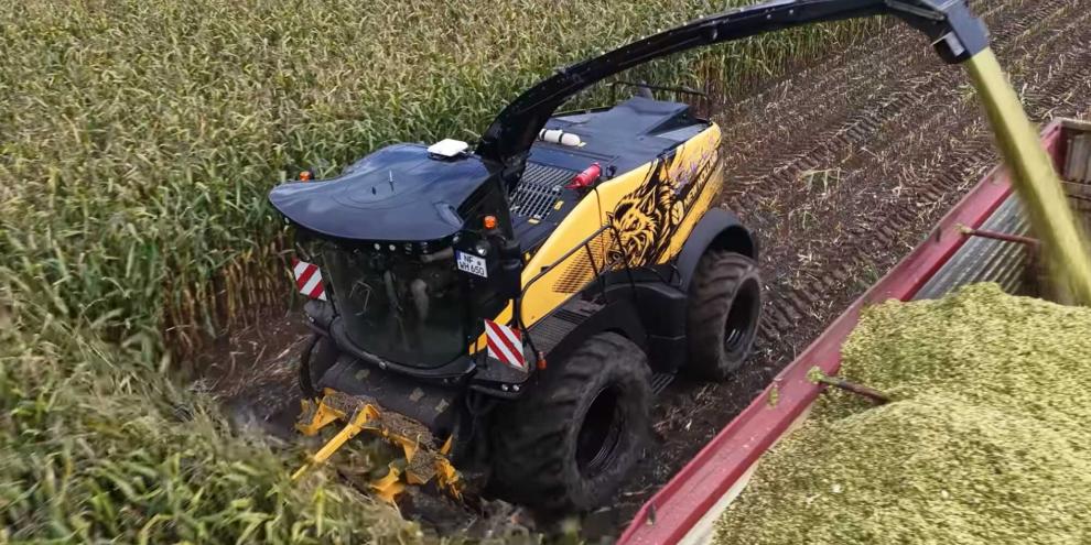 Ein Video zeigt die Maisernte 2026 unter schwierigen Bedingungen. Ein nagelneuer New Holland Feldhäcksler - mit Sonderlackierung - steht vor seiner ersten Bewährungsprobe.