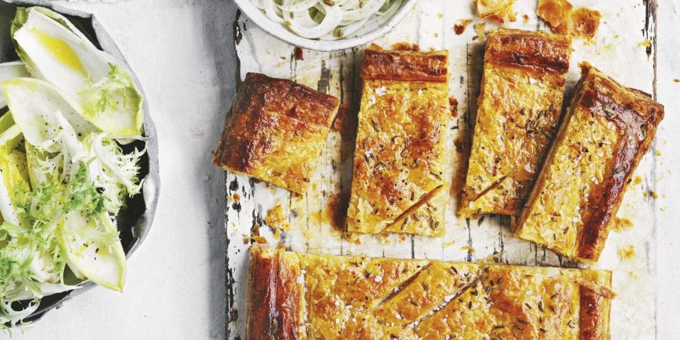 Rohes herbstliches Gemüse zur gehaltvollen Käse-Tarte