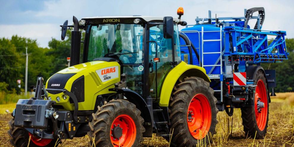 Ein Claas Arion auf einem Feld