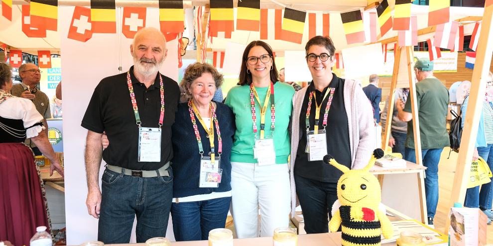 Gute Stimmung am belgischen Stand des 1. Deutschsprachigen Honigprobiermarkts. Honige aus verschiedenen Ländern luden zum Probieren ein.