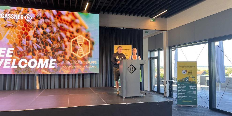 Obmann Franz Weber und Obmannstellvertreterin Verena Draschwandtner vom Verein Bienenzuchtgruppe Oberösterreich-Salzburg