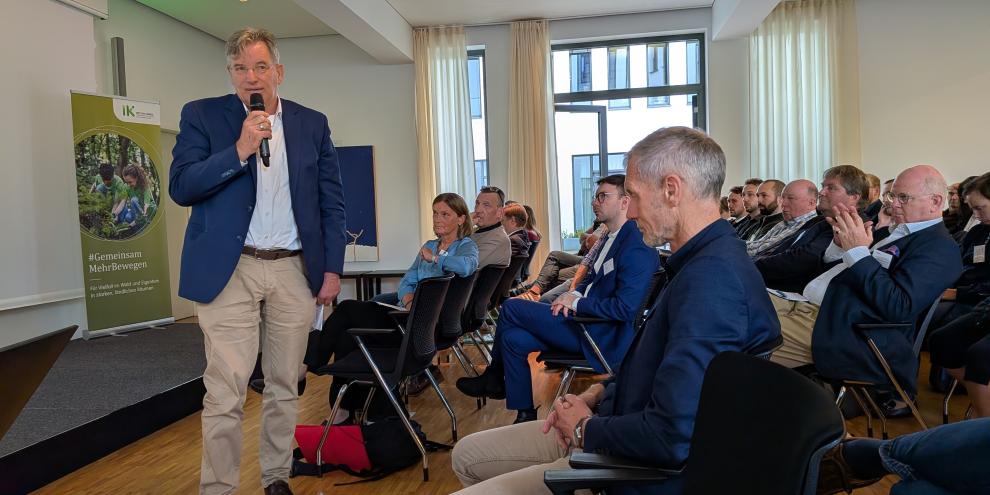AGDW-Präsident Prof. Andreas Bitter machte gemeinsam mit Vertretern der Forstwirtschaftlichen Zusammenschlüsse beim BUKO 2026 die Politik auf bestehende Hürden im Privatwald aufmerksam.