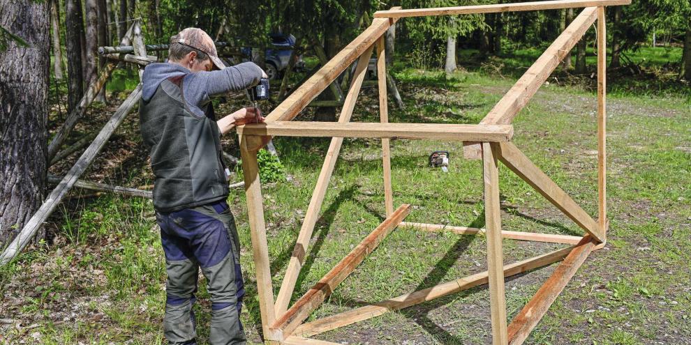 Nachdem das zweite Seitenteil gebaut wurde, werden diese verbunden. Das Außenmaß beträgt dafür 140 cm. Zwischendurch sollte man immer wieder nachmessen. Wichtig sind dabei die diagonalen Messungen der Plattformen oben und unten sowie der Seitenteile.