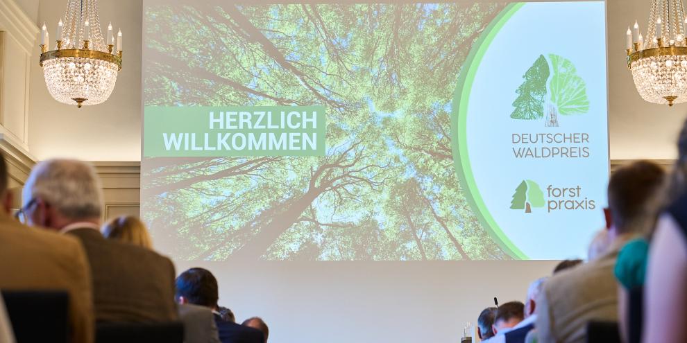 Gespanntes warten im gut gefüllten Kaisersaal der Deutschen Parlamentarischen Gesellschaft. Die Reihen sind voll besetzt.