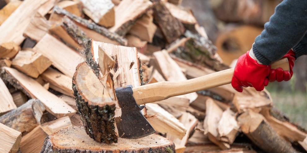 Sicherheit geht vor: Beim Spalten von Brennholz sollten Werkzeug und Unterlage sicher gewählt sein.