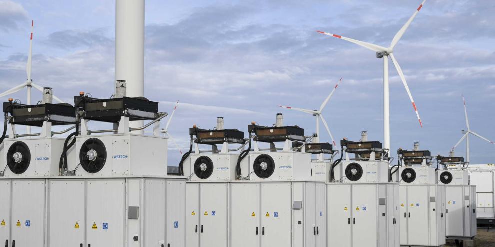 Große Batteriespeicher können den Überschuss von Wind- und Solarenergie aufnehmen und später wieder abgeben. (Symbolbild)