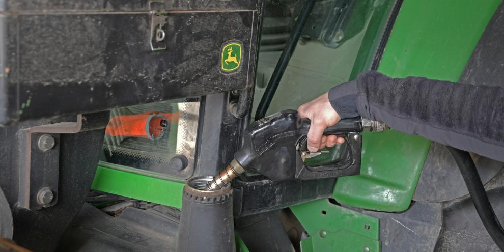 Bei Traktoren fließen gerne mal hunderte Liter Diesel in den Tank. Landwirte in Österreich haben eine neue Möglichkeit, günstig Diesel zu kaufen.