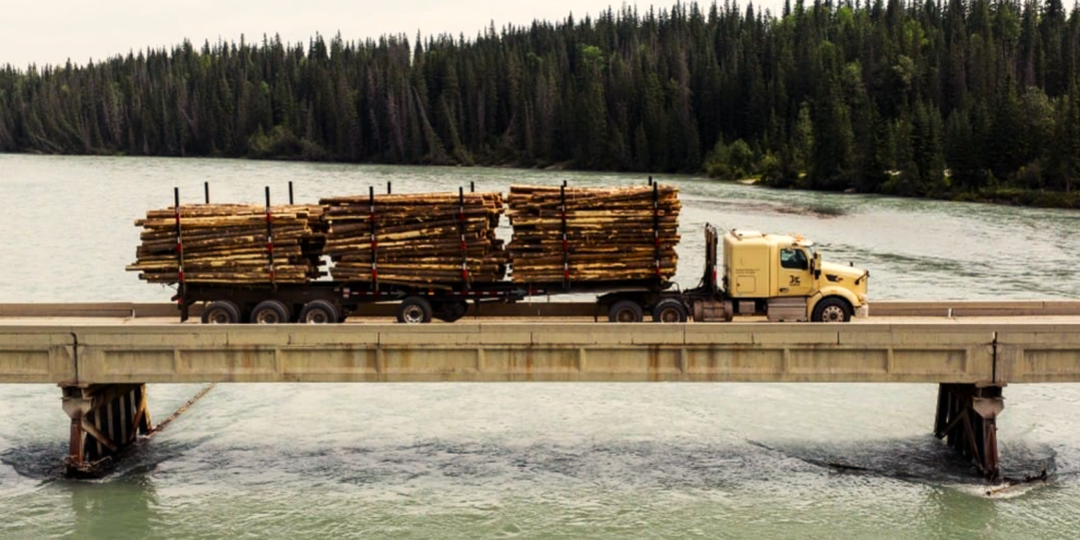 In der kanadischen Provinz Alberta wird der autonome Holztransport erprobt. Künftig könnten schwere Lkw auch ohne Fahrer durch die Wälder rollen.