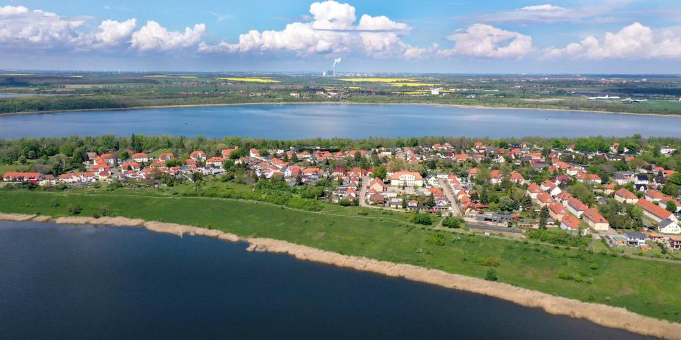 Der See liegt im Geiseltaler Seenkomplex.