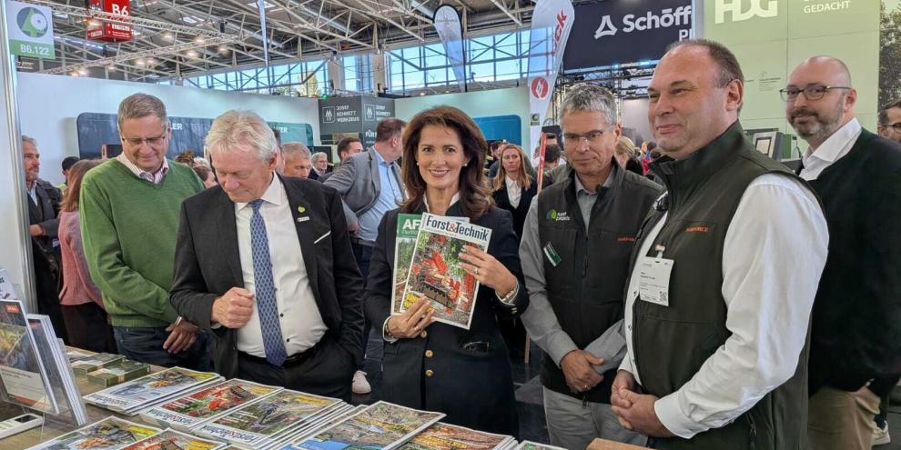 Besuch am Stand des Deutschen Landwirtschaftsverlag. Michaela Kaniber und Alois Rainer bei ihrem Messerundgang auf der INTERFORST.